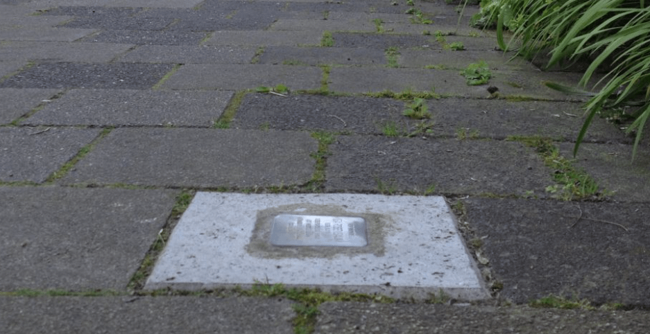 Onthulling twee struikelstenen